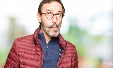 Orta yaş yakışıklı adam gözlük ve kış dudaklı, çılgın ve komik bir jest yapma balık yüz kat. Komik ifade.