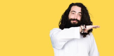 İsa Mesih kostüm eller eller büyük gösterilen ve büyük boy işareti, ölçü birimi sembolü ile giyen adam. Kameraya bakarak gülümsüyordu. Ölçüm kavramı.