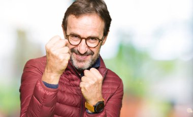 Orta yaş yakışıklı adam gözlük ve kış yumruk savunma hareketi, kızgın ve üzgün yüz, sorunu korkuyor ile savaşmaya hazır kat