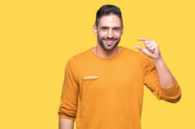 Yakışıklı genç gülümseyen izole arka plan ve süre seyir ve kamera boyutu işaret parmaklarıyla yapıyor el ile kendinden emin eller üzerinde. Ölçü kavramı.