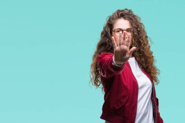 Ceket ve gözlük stop yapıyor izole arka plan üzerinde giyen güzel esmer kıvırcık saçlı Genç kız elin avuç ile şarkı. Negatif ve ciddi bir jest yüz ifadesiyle uyarı.