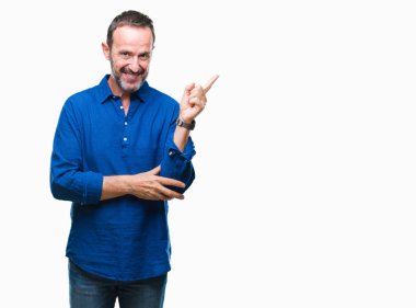 Kameraya bakarak yan el ve parmak ile işaret orta yaş ağarmış komuta sizde yüzünde kocaman bir gülümseme ile izole arka plan üzerinde.