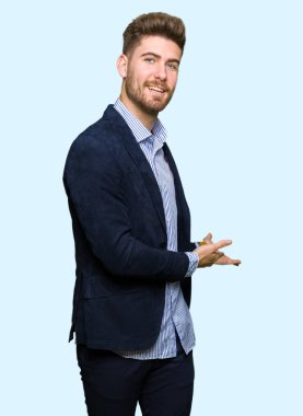 Genç yakışıklı bussines açık el ile doğal gülümseyen girmek için davetkar dostum