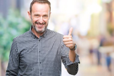 Orta yaş hareketi el ile mutlu yaşasın yapıyor izole arka plan üzerinde ağarmış komuta sizde. Kameraya bakarak başarı gösteren ile ifade onaylama.