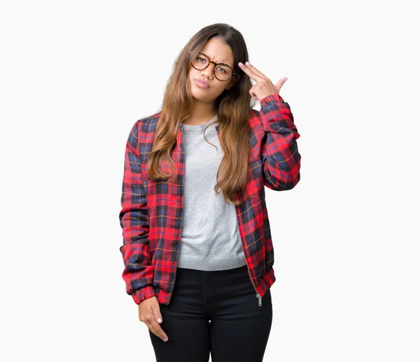 Joven Mujer Morena Hermosa Con Chaqueta Gafas Sobre Fondo Aislado —  Fotos de Stock