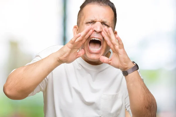 Medelåldern Arabiska Mannen Wearig Vit Shirt Över Isolerade Bakgrunden Ropade — Stockfoto