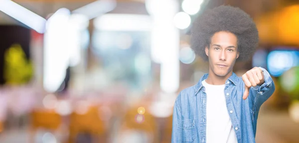 Giovane Uomo Afro Americano Con Capelli Afro Che Sembra Infelice — Foto Stock