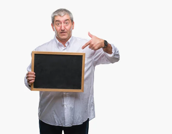 Gutaussehender Älterer Lehrer Hält Tafel Über Isoliertem Hintergrund Mit Überraschendem — Stockfoto