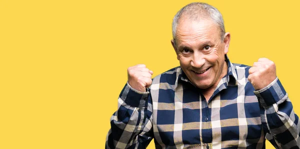 Schöner Älterer Mann Lässigem Hemd Sehr Glücklich Und Aufgeregt Dabei — Stockfoto