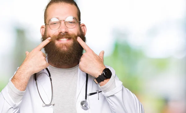 Jonge Blonde Dokter Man Met Baard Dragen Medische Jas Smiling — Stockfoto