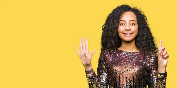 Menina Bonita Nova Com Cabelo Encaracolado Vestindo Vestido Festa Noite — Fotografia de Stock