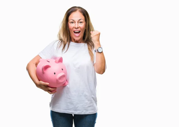 Hispanische Frau Mittleren Alters Spart Geld Mit Sparschwein Über Isoliertem — Stockfoto