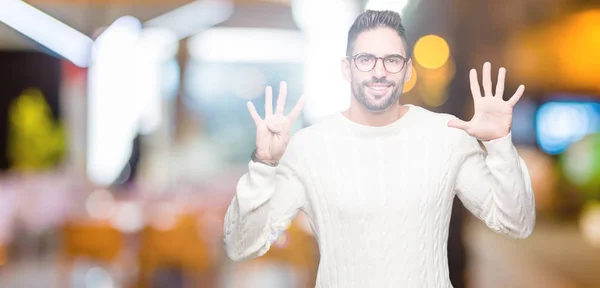 Joven Hombre Guapo Con Gafas Sobre Fondo Aislado Mostrando Apuntando — Foto de Stock