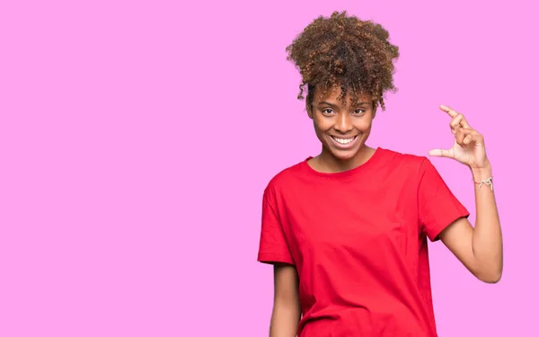 Bella Giovane Donna Afro Americana Sfondo Isolato Sorridente Fiducioso Gesticolando — Foto Stock