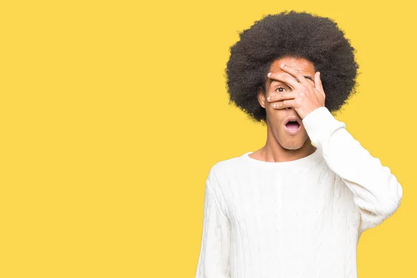 Americký Mladík Afro Vlasy Nosit Zimní Svetr Prohlížení Šoku Pokrývající — Stock fotografie