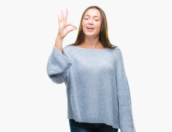 孤立した背景を浮かべて手と指で サインをしている肯定的な上冬セーターを着た若い美しい白人女性 成功した式 — ストック写真