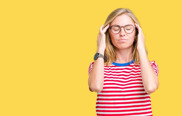 Hermosa Mujer Joven Con Gafas Sobre Fondo Aislado Con Mano —  Fotos de Stock