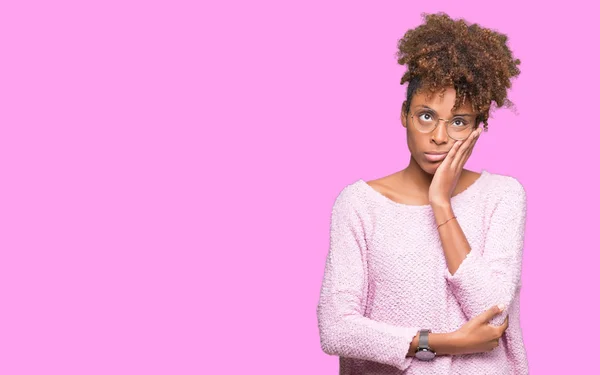 Mooie Jonge African American Vrouw Het Dragen Van Bril Geïsoleerde — Stockfoto