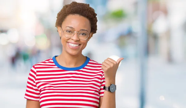 Vackra Unga Afroamerikanska Kvinna Som Bär Glasögon Över Isolerade Bakgrund — Stockfoto