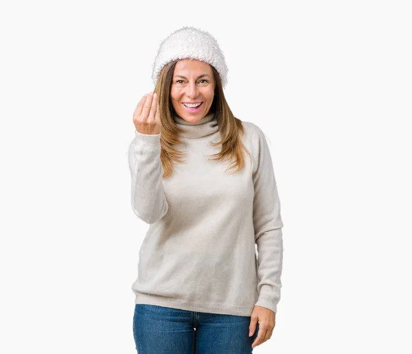 美丽的中年妇女穿着冬天毛衣和帽子在孤立的背景做意大利手势用手和手指自信的表示 — 图库照片