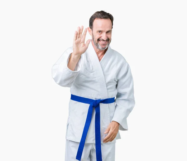 Stilig Medelåldern Senior Mannen Iklädd Kimono Enhetliga Över Isolerade Bakgrund — Stockfoto