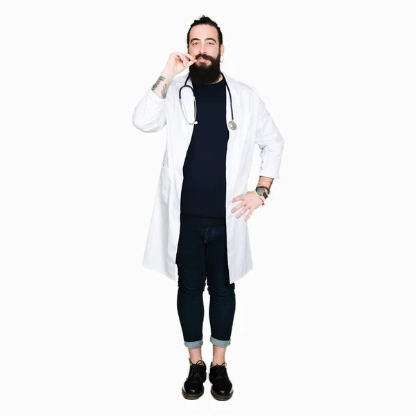 Läkare Med Långt Hår Bär Medicinsk Coat Och Stetoskop Mun — Stockfoto