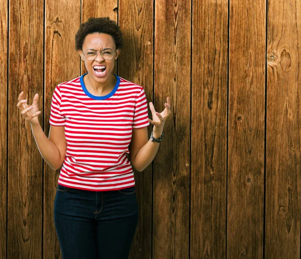 Hermosa Mujer Afroamericana Joven Con Gafas Sobre Fondo Aislado Loco — Foto de Stock