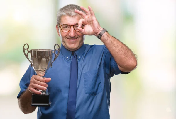 Pěkný Starší Úspěšný Muž Drží Trofej Nad Izolované Pozadí Šťastný — Stock fotografie