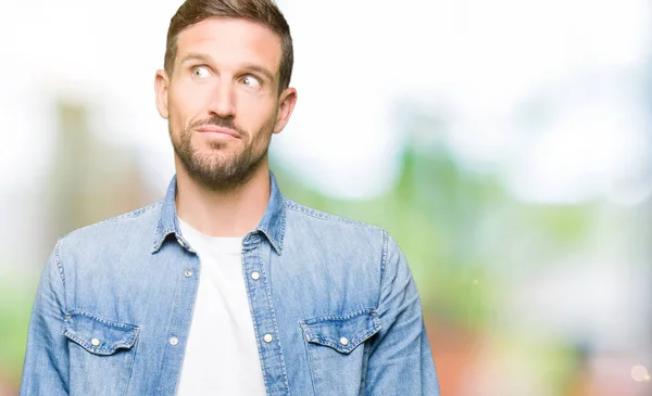 Knappe Man Met Blauwe Ogen Baard Dragen Denim Jasje Glimlachend — Stockfoto