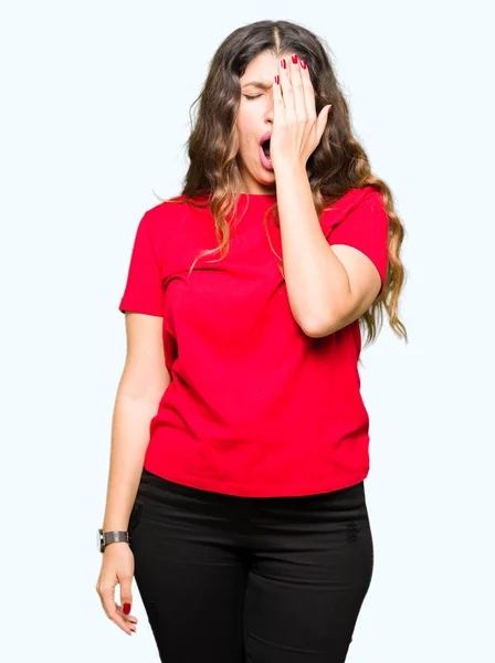 Joven Hermosa Mujer Con Camiseta Casual Bostezando Cansada Cubriendo Media —  Fotos de Stock