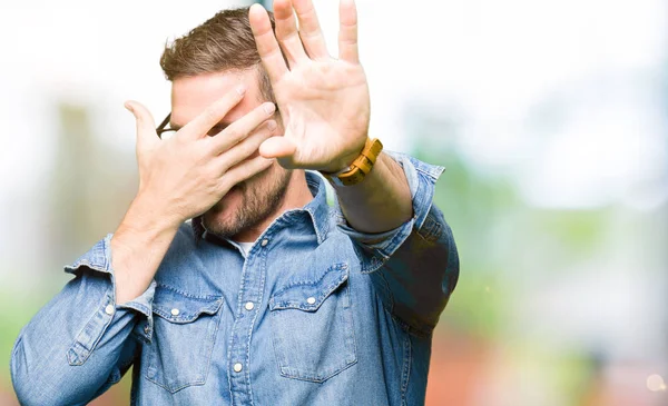 Stilig Man Bär Glasögon Som Täcker Ögonen Med Händerna Och — Stockfoto