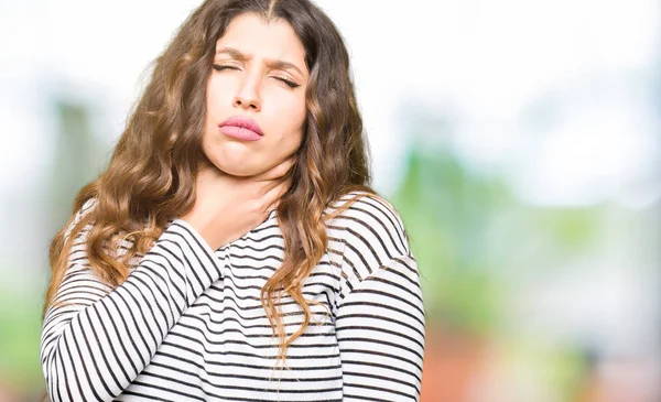 Mooie Jongedame Dragen Strepen Trui Aanraken Pijnlijke Nek Zere Keel — Stockfoto