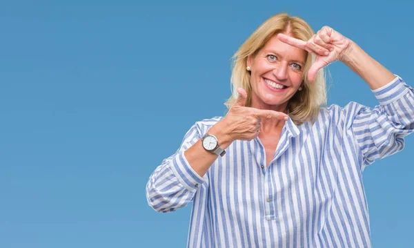 Blonde Geschäftsfrau Mittleren Alters Mit Isoliertem Hintergrund Lächelnd Und Mit — Stockfoto