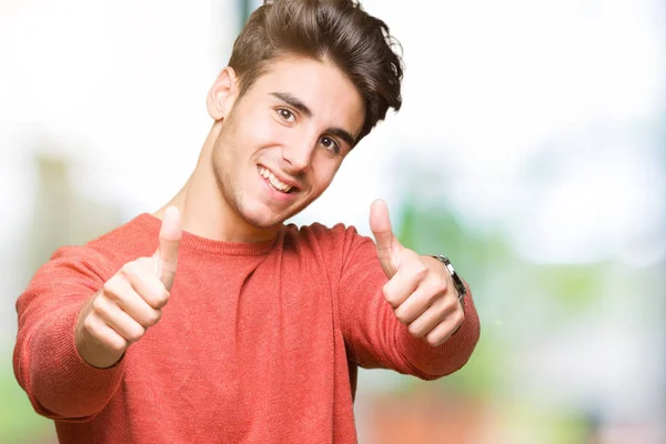 Joven Hombre Guapo Sobre Fondo Aislado Aprobando Hacer Gesto Positivo —  Fotos de Stock