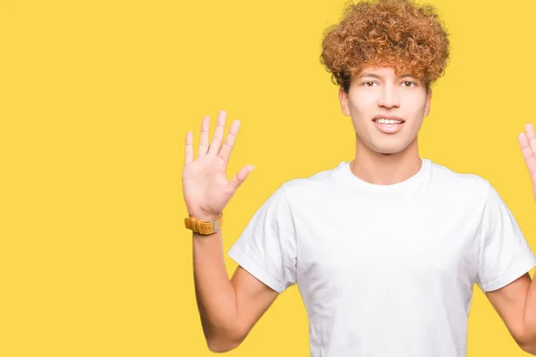 Jeune Homme Beau Aux Cheveux Afro Portant Shirt Blanc Décontracté — Photo