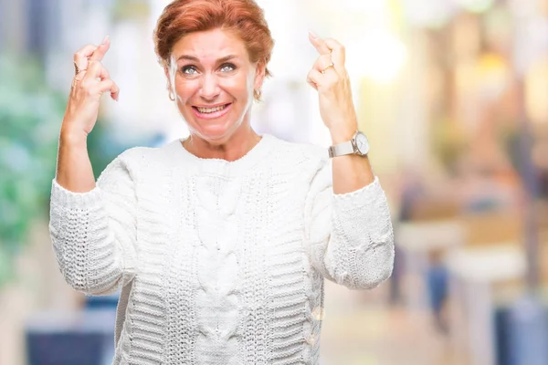 Atrractive Anziana Donna Rossa Caucasica Indossa Maglione Invernale Sfondo Isolato — Foto Stock