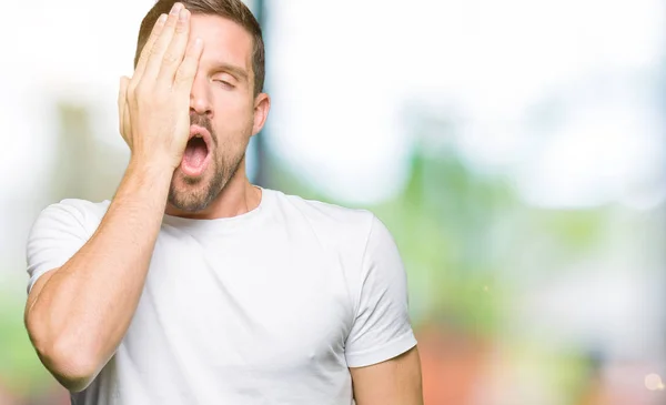 Stilig Man Bär Casual Vit Shirt Yawning Trött Som Täcker — Stockfoto