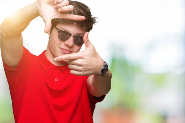 Joven Hombre Guapo Con Gafas Sol Sobre Fondo Aislado Sonriendo —  Fotos de Stock