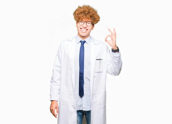 Joven Hombre Científico Guapo Con Gafas Sonriendo Positiva Haciendo Signo —  Fotos de Stock