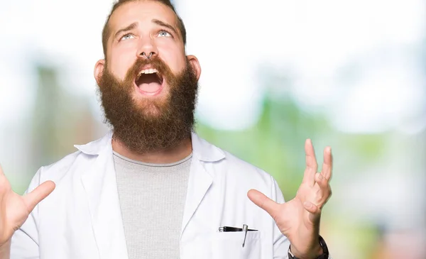 Jovem Cientista Loiro Vestindo Casaco Branco Louco Louco Gritando Gritando — Fotografia de Stock