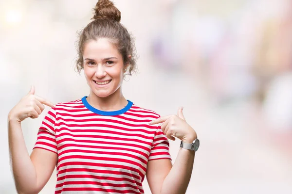 Bella Bruna Capelli Ricci Giovane Ragazza Indossa Look Casual Sfondo — Foto Stock