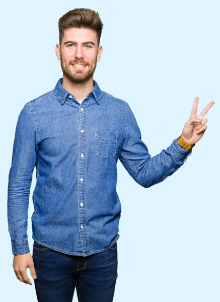 Jovem Homem Loiro Bonito Vestindo Camisa Jeans Casual Sorrindo Com — Fotografia de Stock