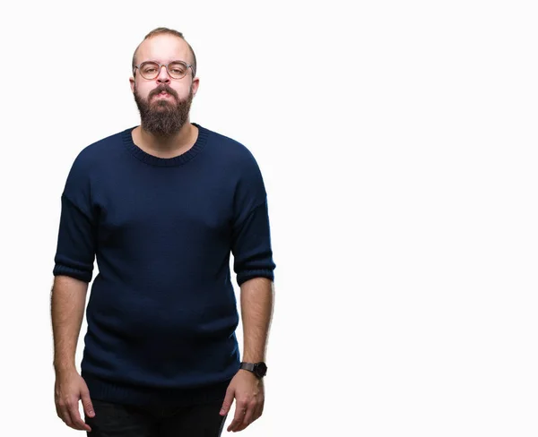 Unga Kaukasiska Hipster Mannen Bär Solglasögon Över Isolerade Bakgrund Pustande — Stockfoto