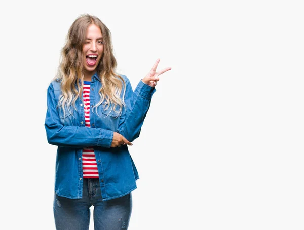 Mooie Jonge Blonde Vrouw Geïsoleerde Achtergrond Glimlachend Met Blij Gezicht — Stockfoto