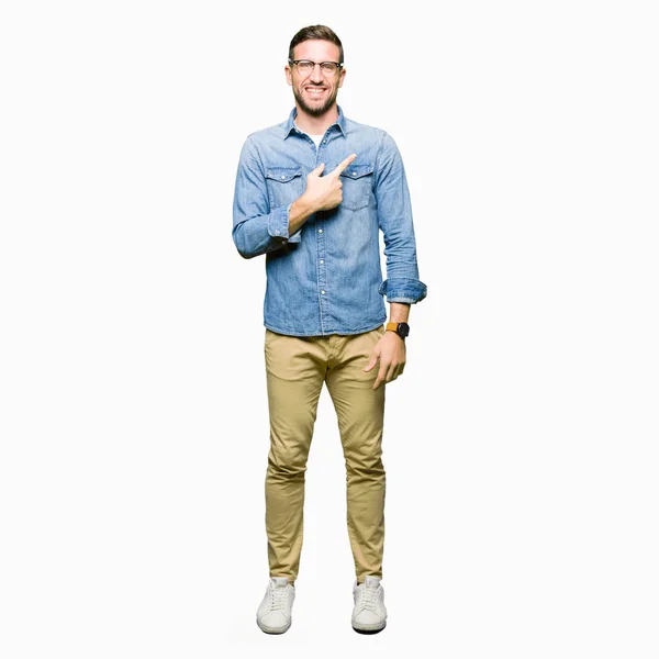 Hombre Guapo Con Gafas Alegres Con Una Sonrisa Cara Apuntando — Foto de Stock