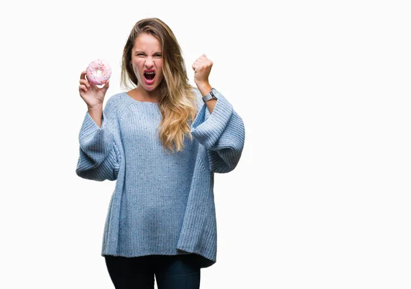 Jovem Bela Mulher Loira Comendo Donut Doce Sobre Fundo Isolado — Fotografia de Stock