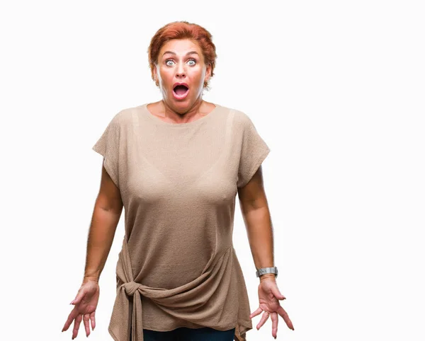 Atractiva Mujer Pelirroja Caucásica Senior Sobre Fondo Aislado Asustado Sorprendido — Foto de Stock