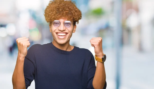 Ung Vacker Man Med Afro Glasögon Firar Överraskad Och Förvånad — Stockfoto