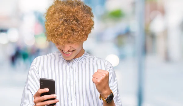 Joven Hombre Guapo Usando Smartphone Gritando Orgulloso Celebrando Victoria Éxito —  Fotos de Stock