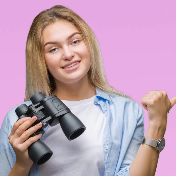 Mulher Branca Jovem Segurando Binóculos Sobre Fundo Isolado Apontando Mostrando — Fotografia de Stock